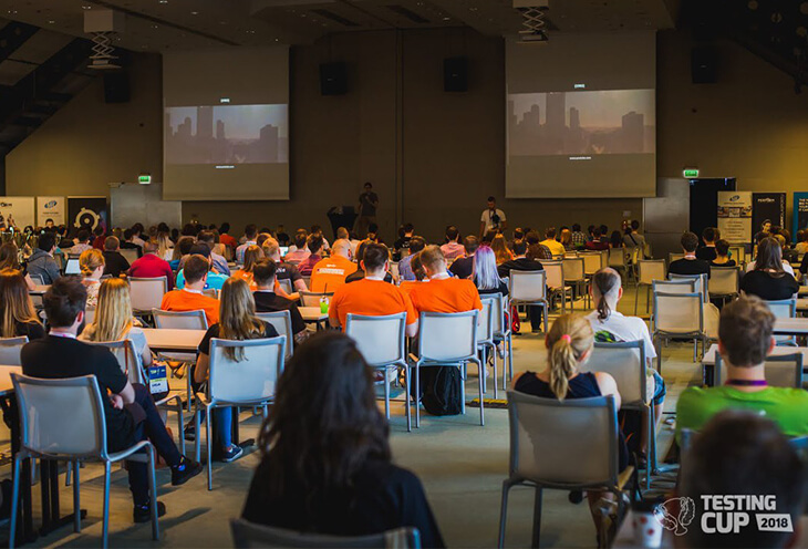 Uczestnicy słuchają wykładu podczas zawodów testerskich Testing Cup 2019