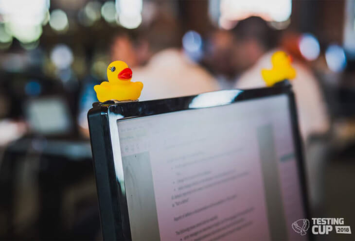 Żółta kaczka na monitorze podczas zawodów TestingCup 2018