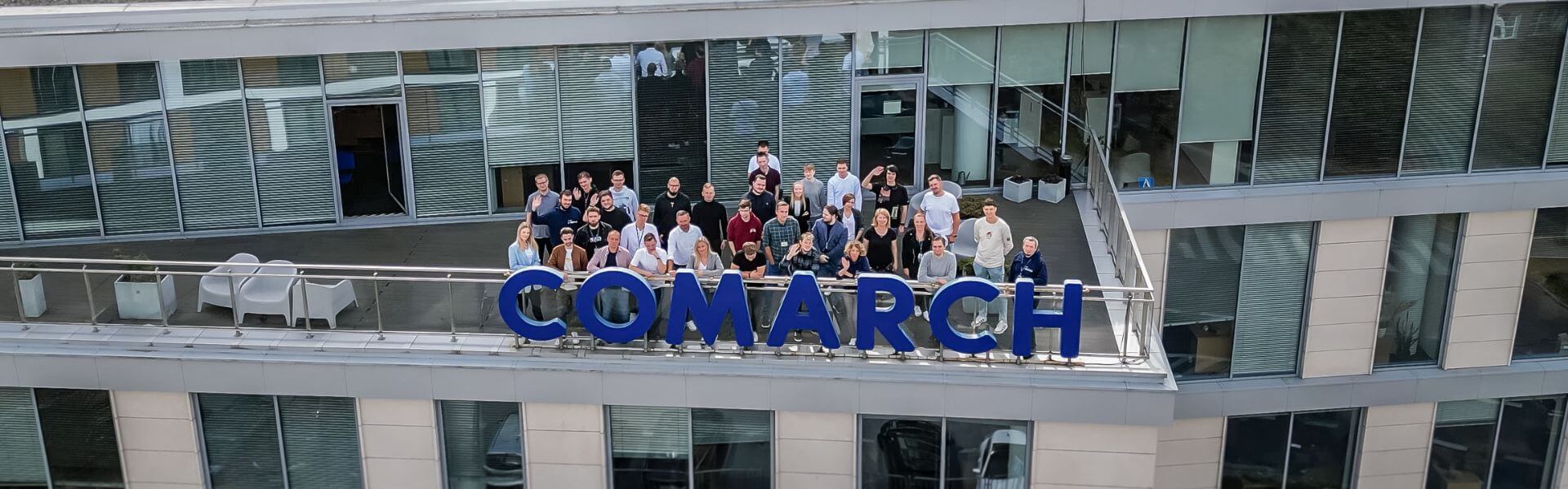 pracownicy lubelskiego oddziału witają z tarasu