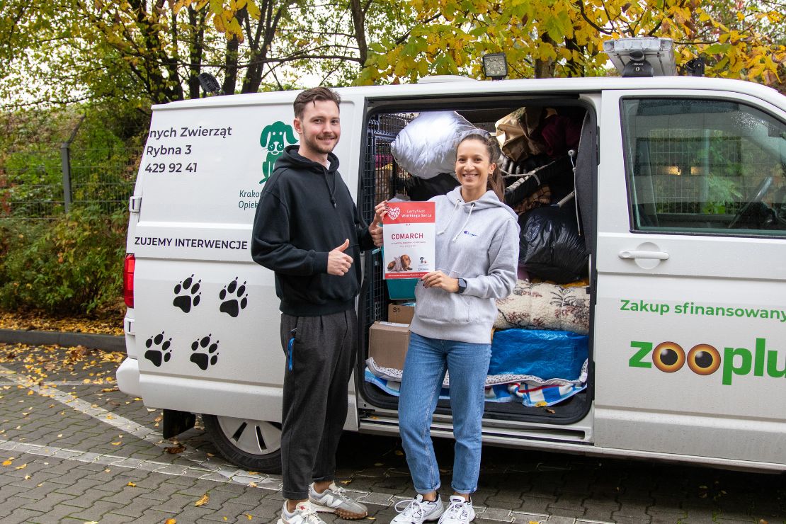 Przekazanie darów od pracowników dla Schroniska dla bezdomnych zwierząt