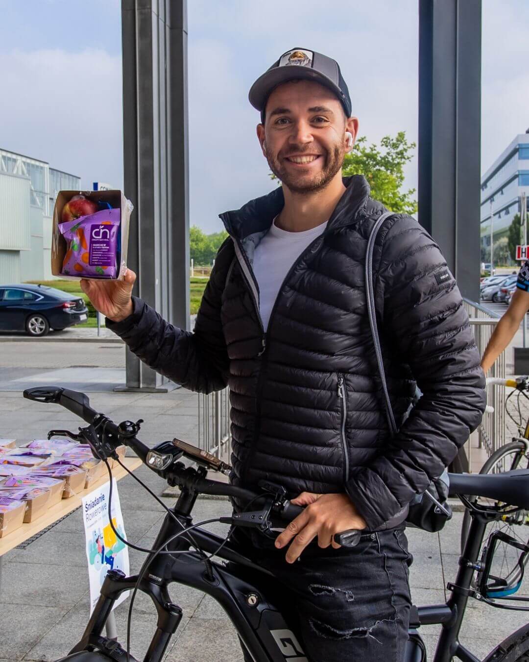rowerzysta odbierający śniadanie rowerowe