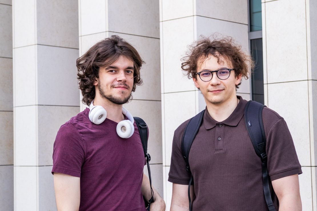 Dwóch stażystów uśmiecha się do Ciebie