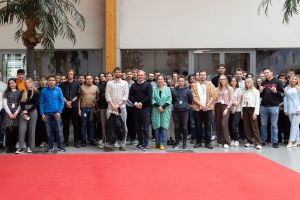 Grupowe zdjęcie z okazji zakończenia wakacyjnego stażu