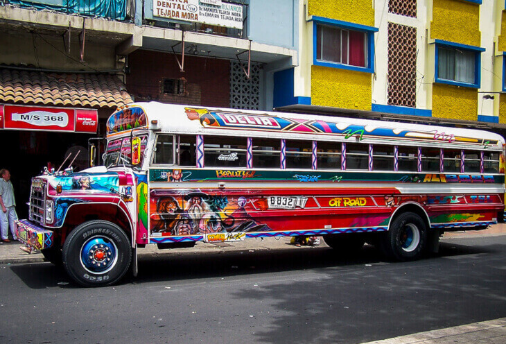 Kolorowy panamski autobus 