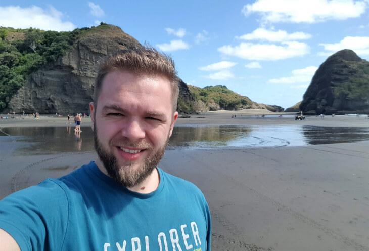 Tomasz Staszek na plaży w Nowej Zelandii 