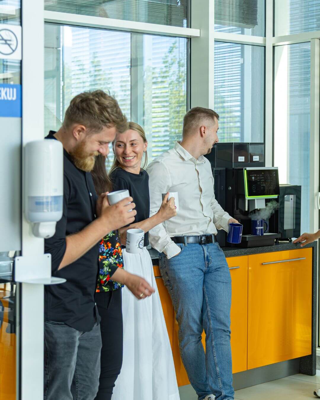 Spotkanie zespołu przy ekspresie kawowym