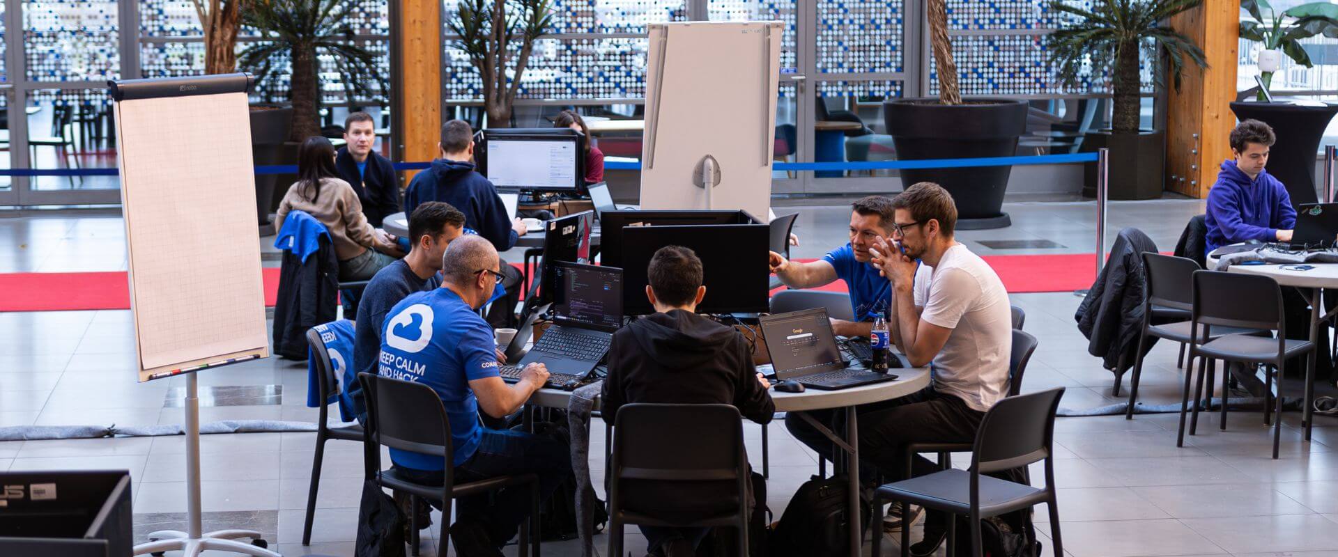 Sonia, konsultantka w Comarch, usmiecha się do Ciebie. W tle szklany budynek Comarch SSE6.