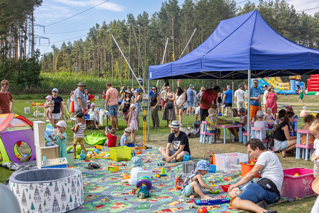 Pracownicy wraz z rodzinami korzystają z atrakcji Megapikniku - imprezy plenerowej