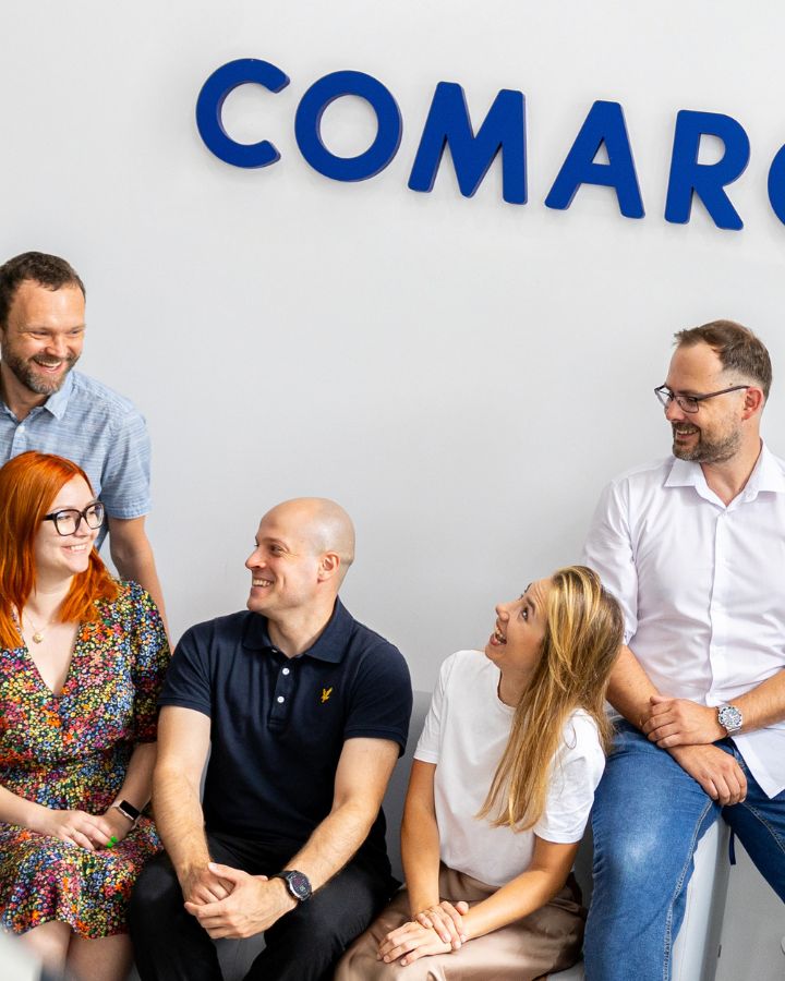 Grupa pracowników katowickiego biura roześmiana podczas sesji zdjęciowej