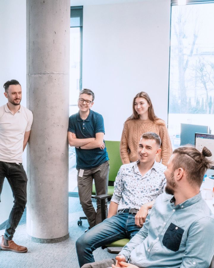 zespół dyskutujący w przestrzeni biurowej