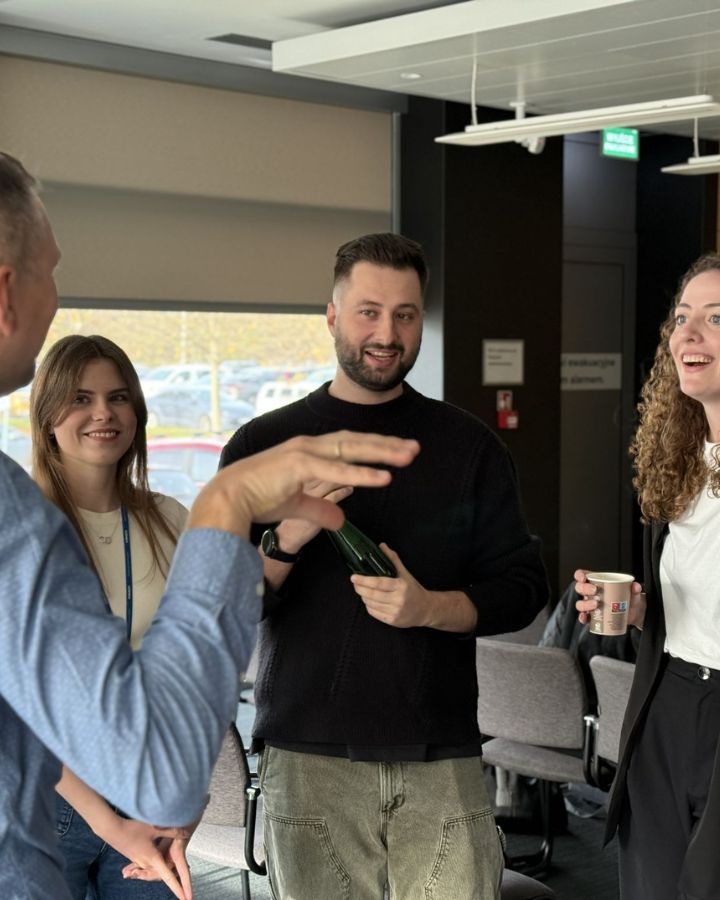 zespół marketingu dyskutujący w przerwie szkoleniowej