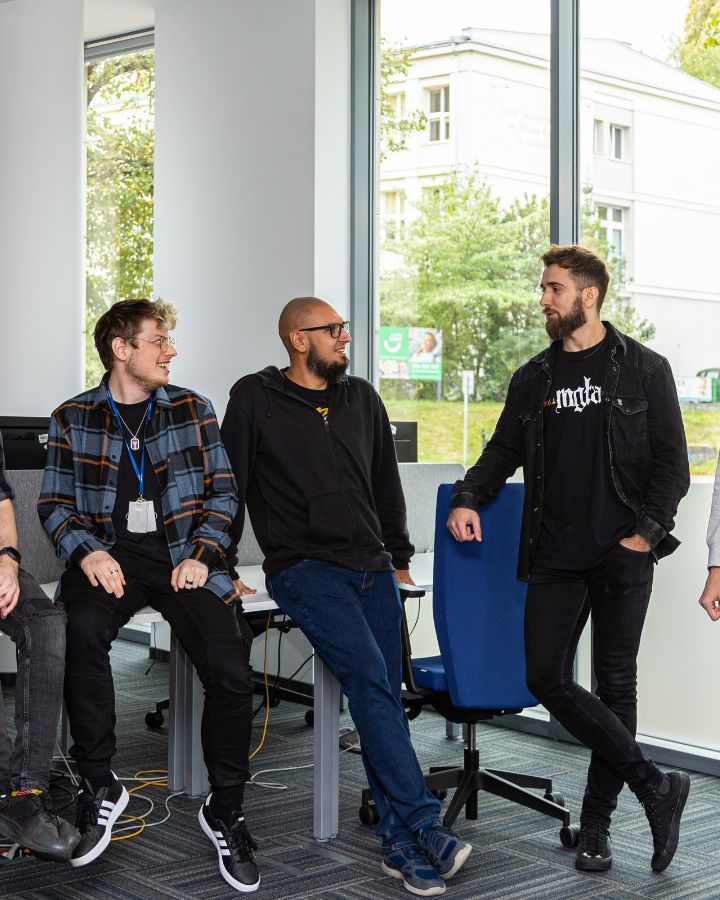 Trzech programistów rozmawia w lubelskim biurze Comarch