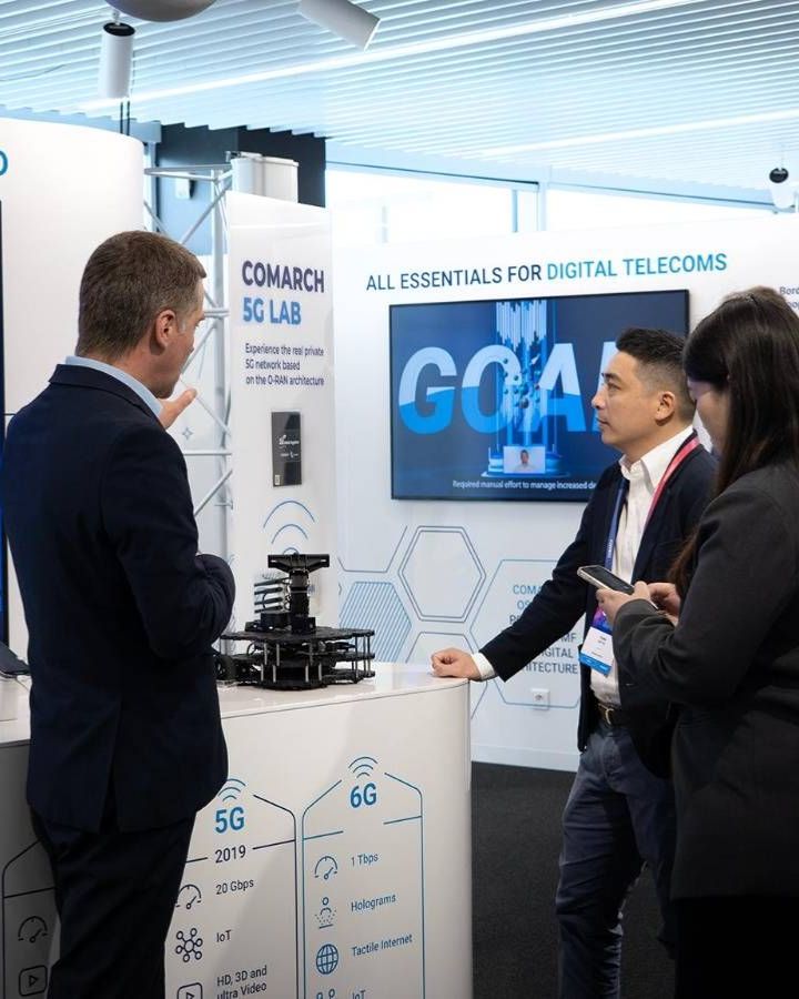 rozmowa z partnerami wewnątrz showroomu Comarch