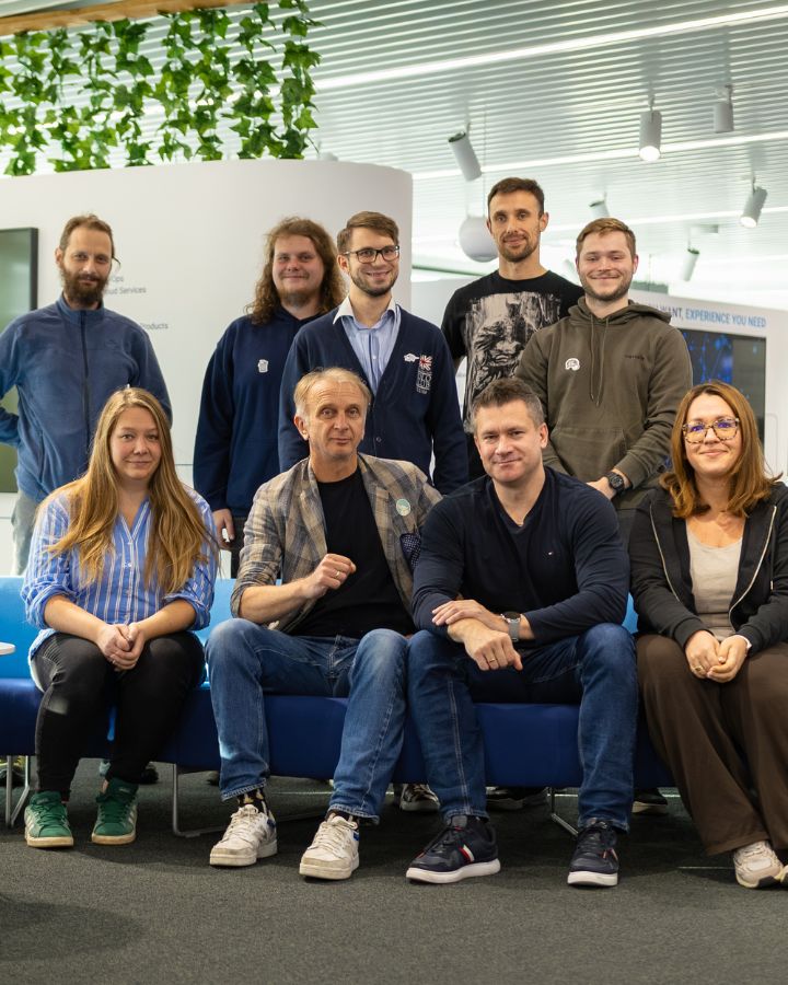 Zespół specjalistów pozujący do zdjęcia wewnątrz showroomu Comarch