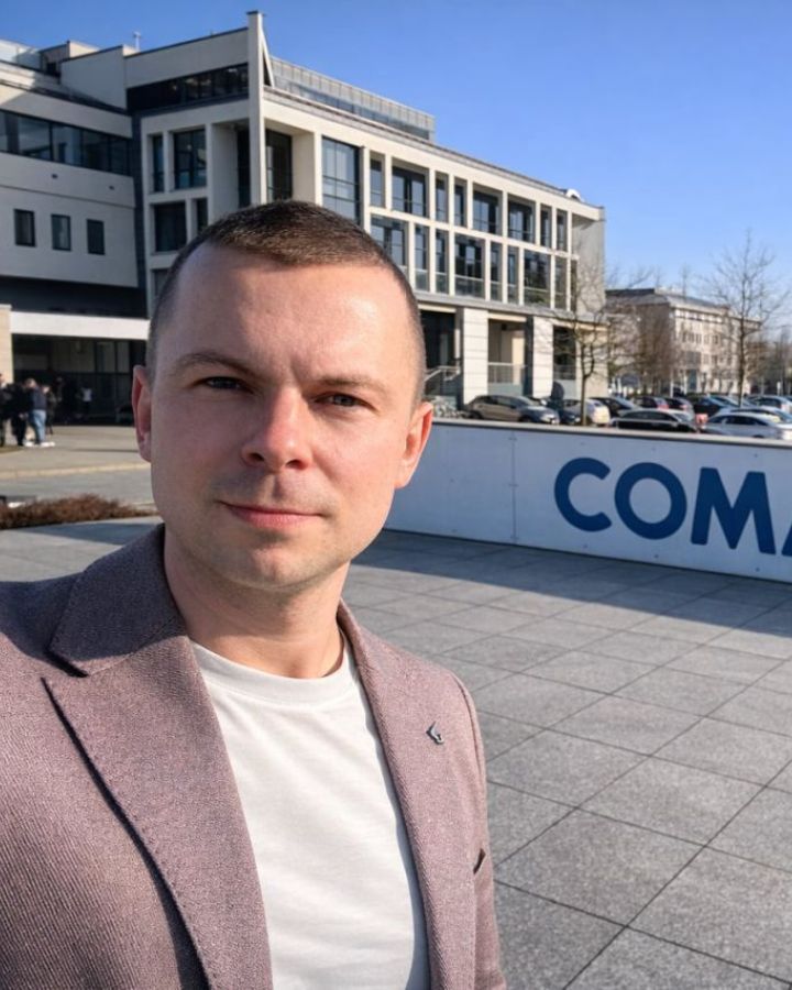 Selfie Tomasza Stachlewskiego na tle kampusu Comarchu w Krakowie
