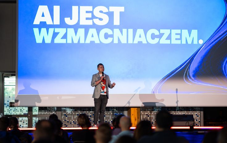Tomasz Stachlewski na scenie Comarch AI