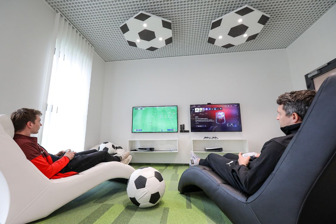 Piłkarze Cracovii grający w grę video